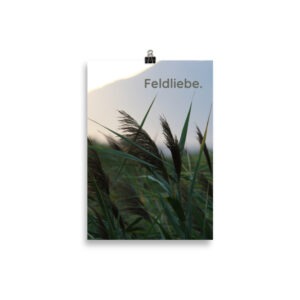 Poster mit dem Wort „Feldliebe“ auf sanftem, naturfarbenem Hintergrund – minimalistisches Design mit emotionaler Tiefe für umweltbewusste Räume