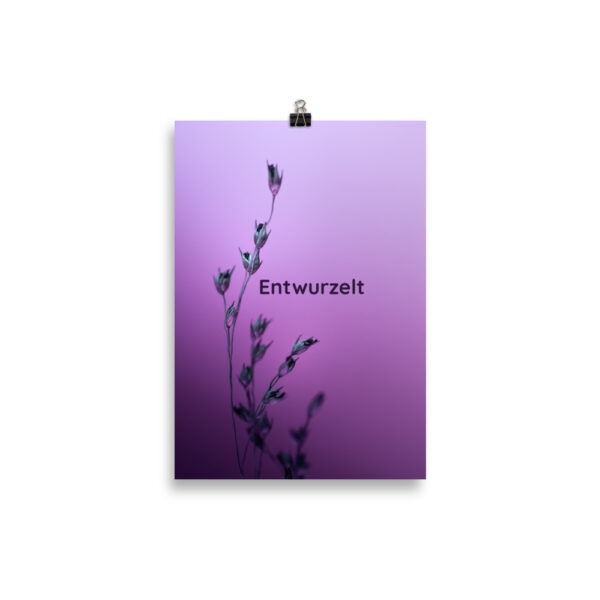 Poster mit stilisiertem Wurzelmotiv und dem Wort „Entwurzelt“ – Naturdesign für Umweltbewusstsein, Erdung und Reflexion, gedruckt in Museumsqualität