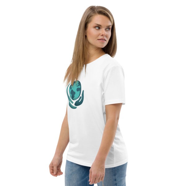 Protect What Matters – Unisex T-Shirt aus 100 % Bio-Baumwolle mit Welt-Motiv in zwei schützenden Händen – Bild 4