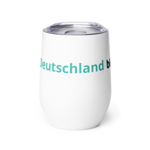 Doppelwandiger Edelstahl-Weinbecher mit Deckel, 355 ml Fassungsvermögen, geschwungene Form, bruchsicher und wiederverwendbar. Mit Blattmotiv und Aufdruck „Deutschland bleibt grün“. Perfekt für Picknicks, Outdoor-Events und bewussten Konsum. Hält Getränke länger kühl. Nachhaltige Alternative zu Einwegbechern. 4
