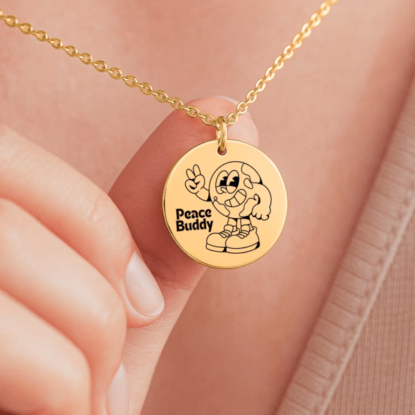 Personalisierte „Peace Buddy“ Retro-Cartoon Kette aus Edelstahl mit Goldplattierung und Gravur